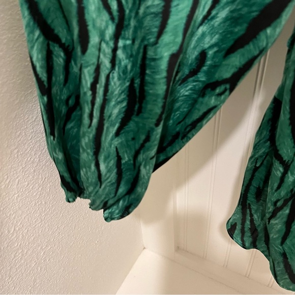 Green Zebra Print wrap Blouse 4X - Picture 4 of 6
